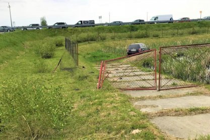 Jazdę zakończył w zbiorniku przeciwpożarowym