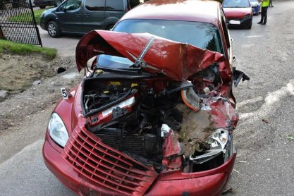 Jechał koparką pijany. Uderzył w dwa samochody i motocykl