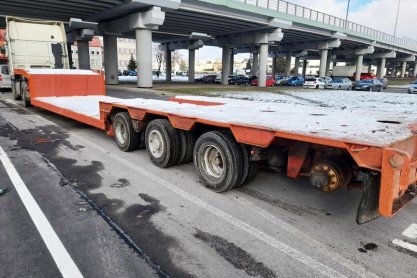 Jechał z naczepą bez dwóch kół