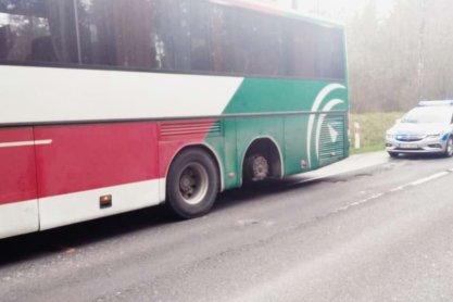 Kierował autobusem bez jednego koła