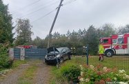 Kierujący hondą uderzył w ogrodzenie i słup energetyczny