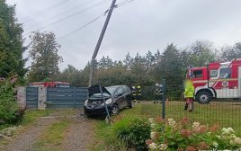Kierujący hondą uderzył w ogrodzenie i słup energetyczny