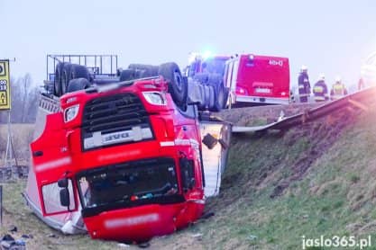 Jasło. Ciężarówka wypadła z drogi [AKTUALIZACJA]