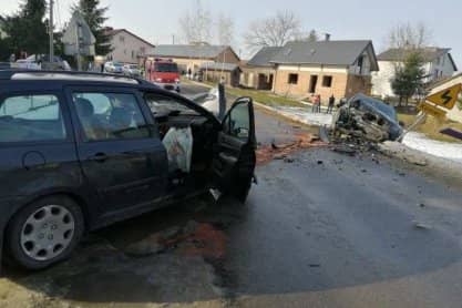 Łaski. Czołowe zderzenie bmw z peugotem