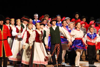 Młodzi Polonusi zawitali do Krosna. Barwny koncert w RCKP [ZDJĘCIA]