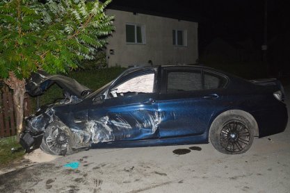 Nocny dramat w Głogowie Małopolskim: BMW rozbiło się o ogrodzenie