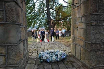 Pamięć o społeczności żydowskiej Jasła. Kadisz, znicze i kwiaty na kirkucie