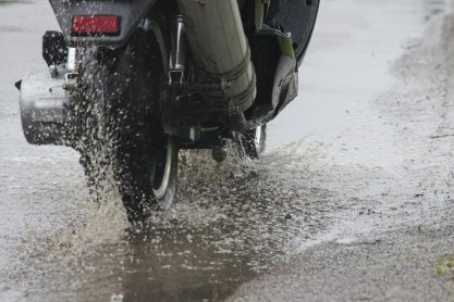Pijany uciekał przed policjantami na skuterze
