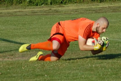 Piłka nożna. V liga. Czeluśnica bliska sprawienia niespodzianki. Kontrowersyjny gol lidera