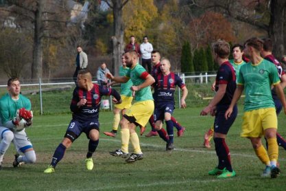 Piłka nożna. V liga. Derby powiatu o wszystko dla Czeluśnicy i Ostoi. Tempo podejmuje Przełom. Skołyszyn w Dukli