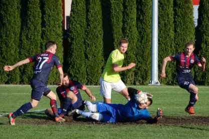 Piłka nożna. V liga. Derby powiatu w Kołaczycach. Czeluśnica podejmuje Szarotkę, a Tempo - Grabowiankę