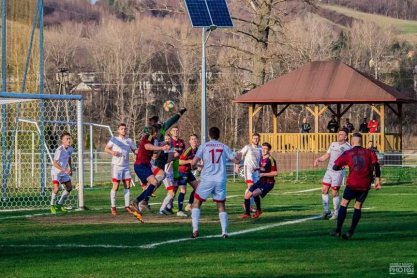 Piłka nożna. V liga. Dwie różne połowy Ostoi Kołaczyce