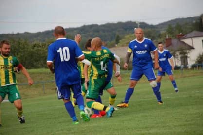 Piłka nożna. V liga krośnieńska. Derby powiatu dla Tempa po brzydkim meczu rozbitych głów. Wiktor Cyran jak za dawnych lat...