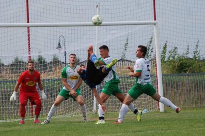 Piłka nożna. V liga. Zwycięska inauguracja Zamczyska Mrukowa. Chwile strachu na stadionie w Samoklęskach