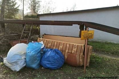 Podrzucane śmieci na osiedlu Kopernika w Jaśle