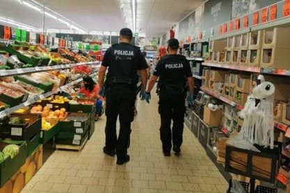 Policja z Sanepidem kontrolują sklepy. Za brak maseczki grozi do 500 złotych mandatu