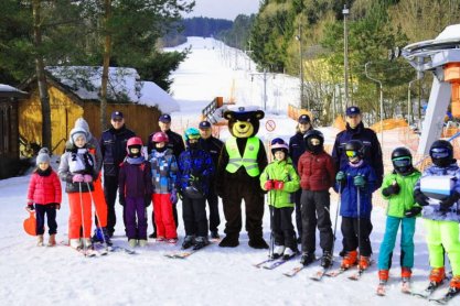 Policjanci spotkali się z dziećmi na stoku narciarskim