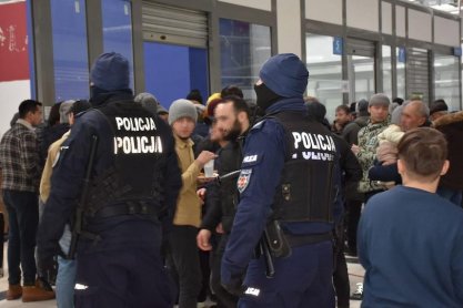 Policjanci umundurowani i kryminalni przy granicy