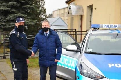 Policjanci w Skołyszynie mają nowy radiowóz. Komendant powiatowy policji dziękuje wójtowi za dofinansowanie zakupu samochodu