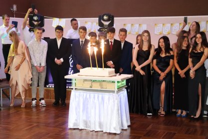 Polonez, tort i zabawa. Bal ósmoklasistów w Zalesiu