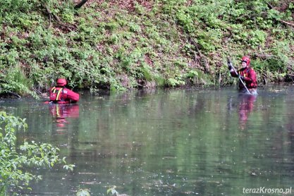 Porzucone wędki nad stawem. Trwa akcja poszukiwawcza
