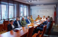 Powalone drzewa i zalane drogi. Służby w stanie podwyższonej gotowości