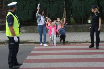 Powiat jasielski. Bezpieczna droga do szkoły. Edukacyjne spacery z policją