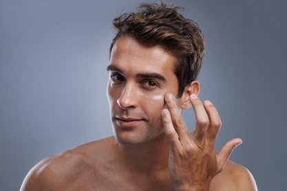 Profilaktyka przeciwzmarszczkowa dla mężczyzn - kiedy zacząć i po jakie kosmetyki sięgnąć?