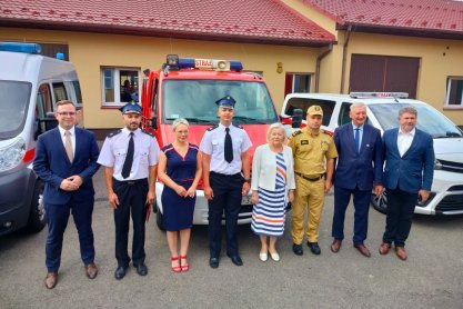 Przekazanie samochodu i sprzętu dla strażaków