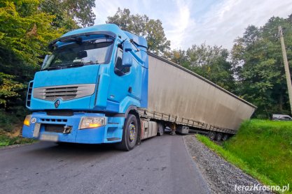 REGION. Ciężarówka w rowie, droga zablokowana