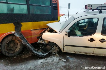 REGION. Kolizja samochodu z autobusem