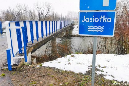 REGION. Pijany kierowca porzucił auto i uciekał przez rzekę