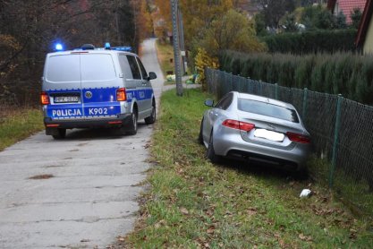 REGION. Pijany, poszukiwany i z zakazem wjechał w ogrodzenie