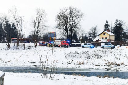 REGION. Policjanci wyciągnęli z rzeki kobietę 