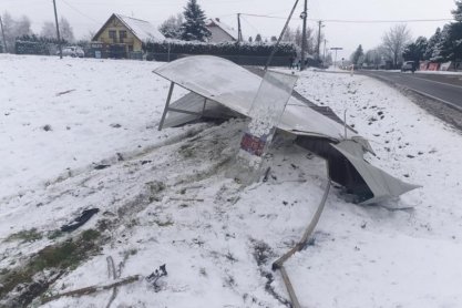 REGION. Stracił panowanie nad pojazdem, uderzył w przystanek