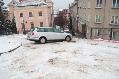 REGION. Uderzyła w barierki i auto zawisło nad skarpą