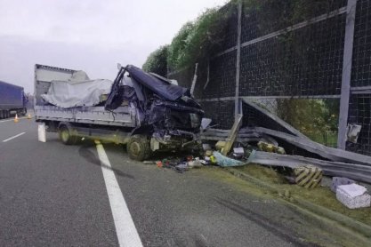 REGION. Wypadek na A4 w Czarnej Sędziszowskiej, 22-latek uderzył w tył ciężarówki