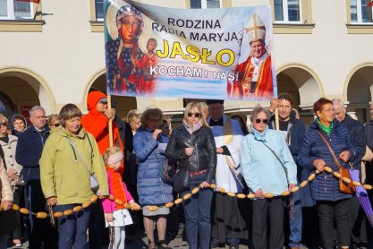 Różaniec na ulicach Jasła: Wierni przeszli w marszu modlitewnym