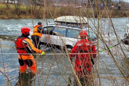 Rwąca rzeka porwała samochód z kierującą