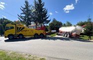 Samochodem ciężarowym osunął się na pobocze