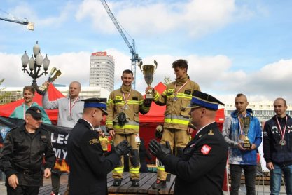 Strażacy ze Święcan najszybciej wbiegają po schodach