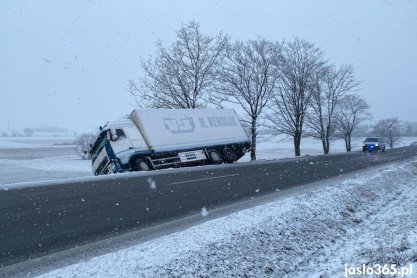 Szebnie. Ciężarówka zjechała z drogi