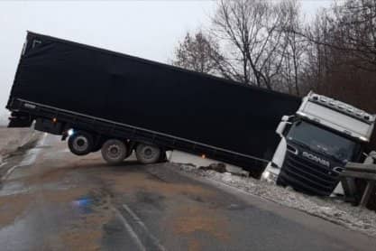 Tir wjechał do rowu w Woli Cieklińskiej