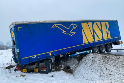 Tir wypadł z drogi w Lutczy