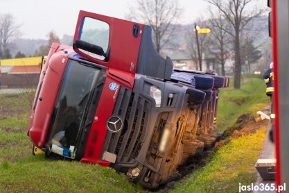 Tir zjechał z drogi w Kołaczycach. Przewrócił się na bok