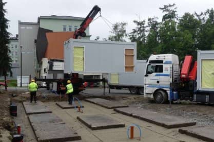 Trwa montaż kontenerów dla ratowników medycznych w Jaśle