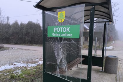 Trzy miejscowości, trzy zniszczone wiaty przystankowe