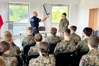 Uczniowie z Trzcinicy poznali tajniki pracy policji