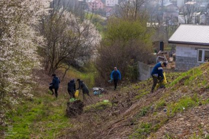 Urzędnicy sprzątali śmieci w Nowym Żmigrodzie