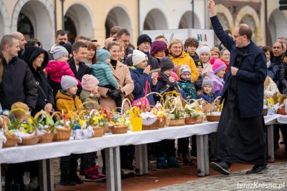 W koszyczkach jajka, chleb i wędliny. Na rynku w Krośnie poświęcono pokarmy